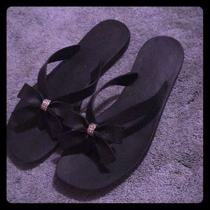 Never worn black rubber flip flops